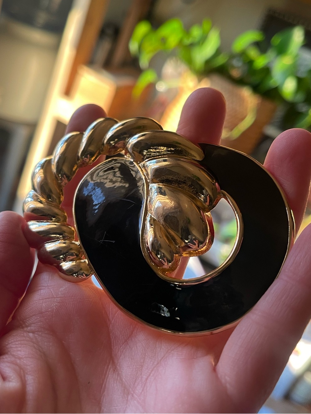 Retro vintage 1980s black enamel gold belt buckle shell style art deco